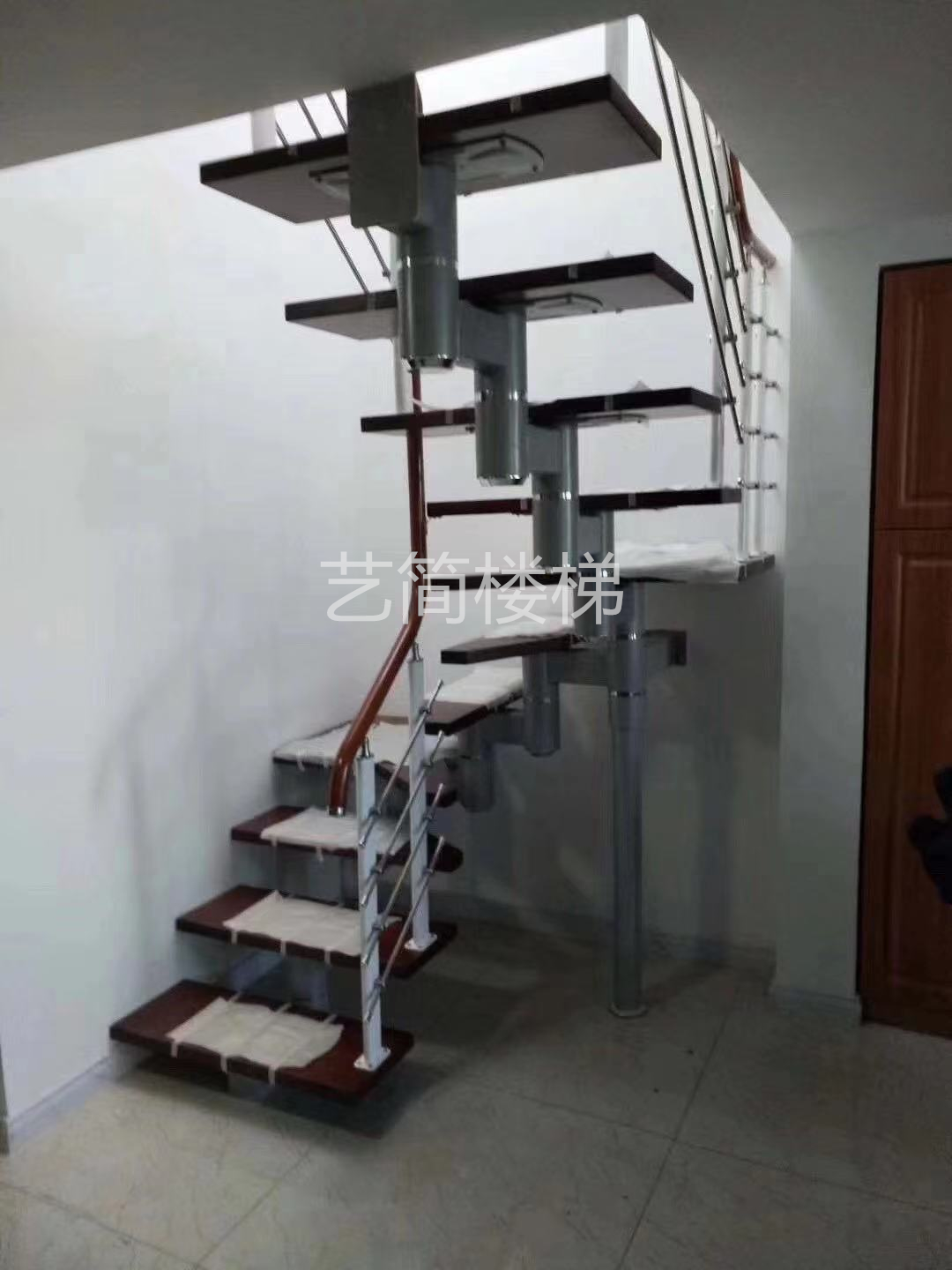 单梁钢木楼梯